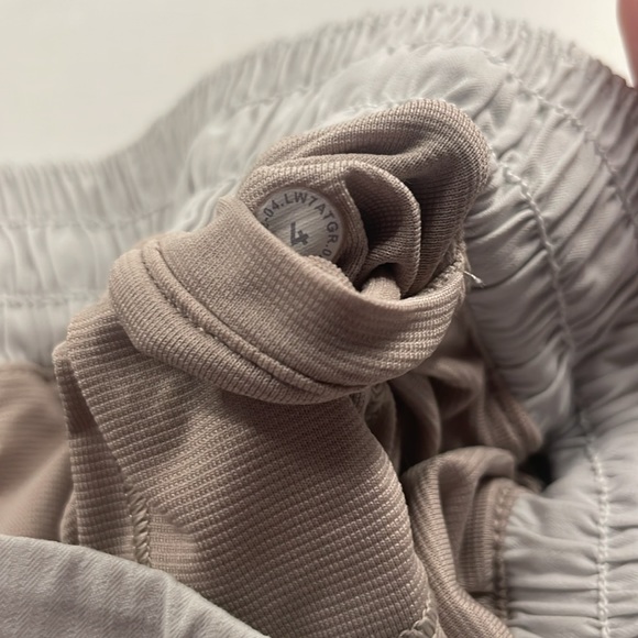 Lululemon White LR Hotty Hots in size 4! - Picture 4 of 4